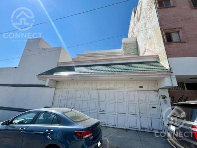 Casa en Venta con 5 recámaras en Cumbres de Arbide, León Gto