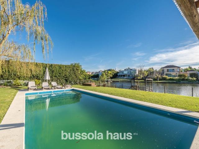 Casa en venta con 6 dormitorios al lago en La Isla â€” 480mÂ²