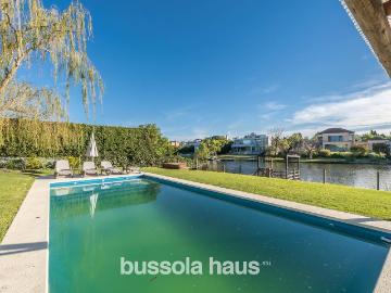 Casa en venta con 6 dormitorios al lago en La Isla â€” 480mÂ²