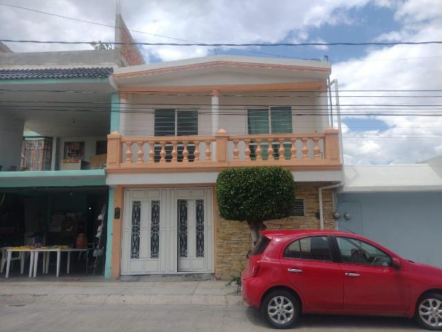 CASA EN VENTA CON 7 RECAMARAS EN COL. GRANADA