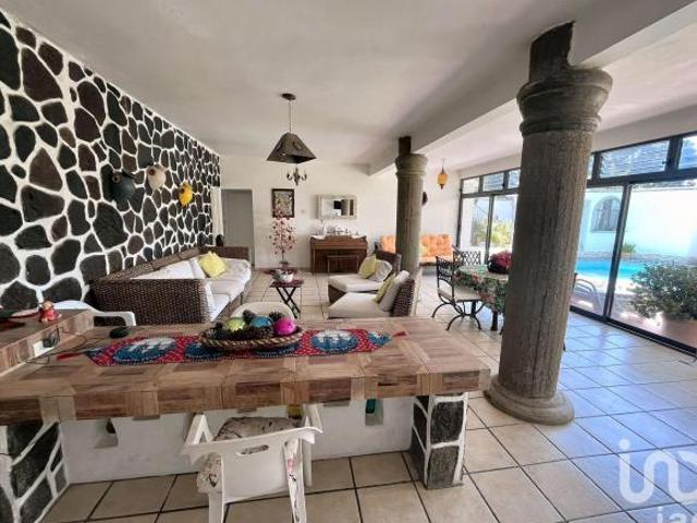 Casa en venta con 10 recámaras y alberca en La Pradera, Cuernavaca