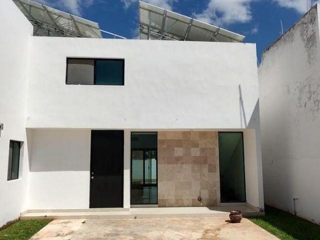 CASA EN VENTA CON 16 PANELES SOLARES, AL NORTE DE MÉRIDA