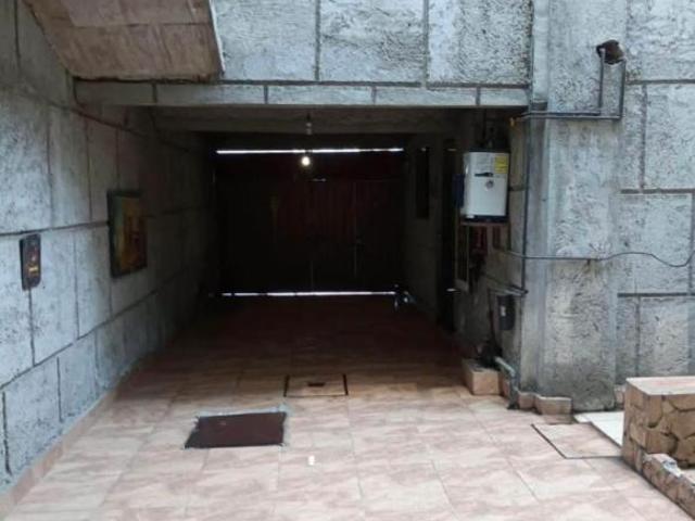 Casa en venta con 2 departamentos con conexión, trato directo