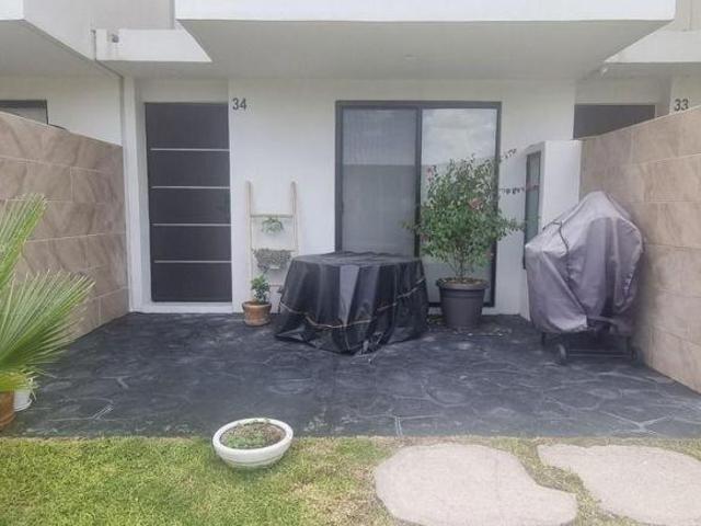 Casa en Venta o Renta con 3 Habitaciones, Alberca y Amenidades en Xochitepec