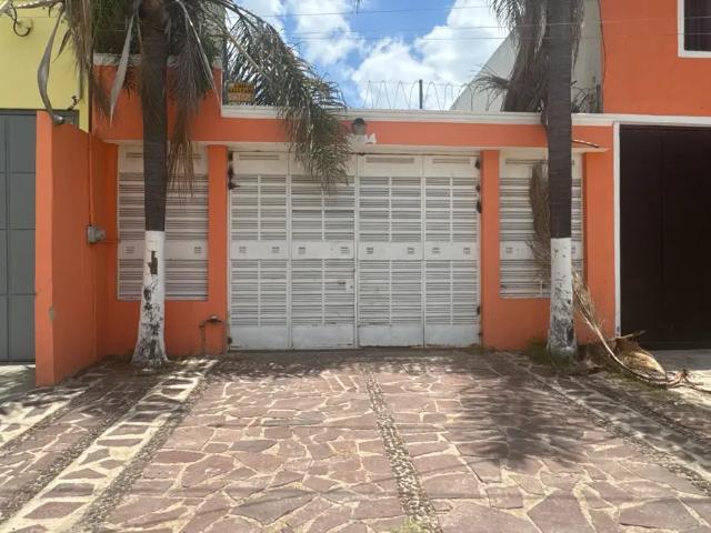 Casa en venta con terraza amplia en Santa Rosa, Tonalá