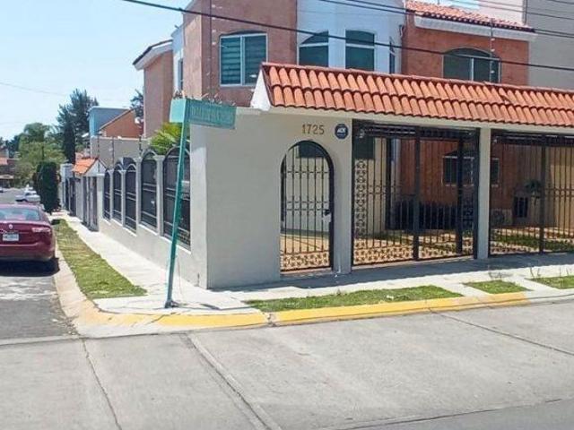 Casa en Venta con terraza y jardín en Mirador San isidro, Centinela I, Zapopan