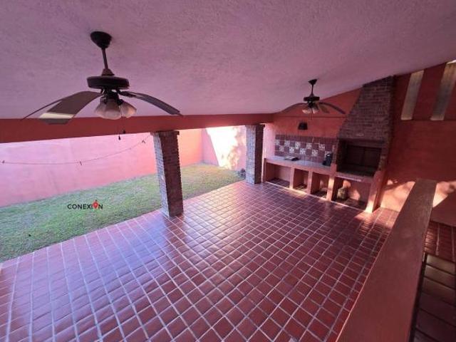 CASA EN VENTA CON TERRAZA, 4 RECÁMARAS Y EXCELENTE UBICACIÓN EN ZONA SUR DE MTY!