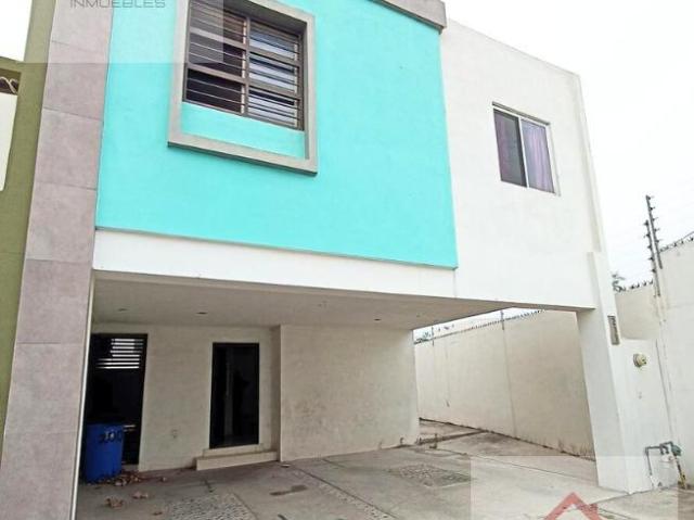 Casa en Venta con Terreno Excedente, 4 Rec?maras en Almer?a Apodaca