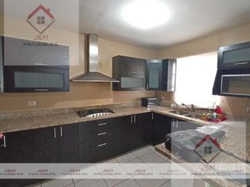 Casa en Venta con Terreno Excedente, 4 Recámaras en Almería Apodaca