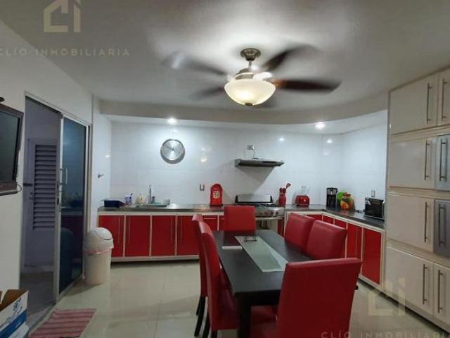 Casa en Venta con Terreno en Veracruz, Fracc. Reforma, 3 recámaras, Cocina Integral, Sala de TV y Ga