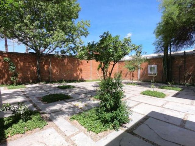 MD*CASA EN VENTA, CON TOQUES CLÁSICOS Y AMPLIOS ESPACIOS