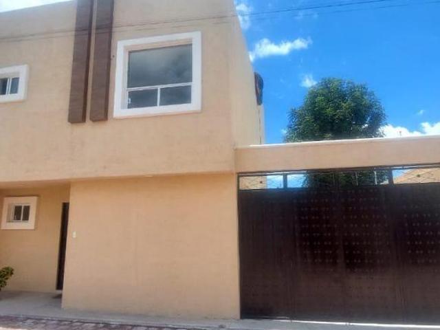 Casa en venta con tres habitaciones y terraza en Miraflores, Tlaxcala
