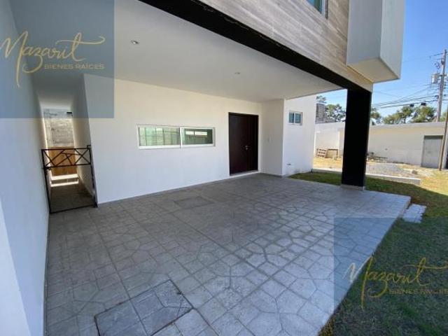 Casa en venta con tres recamaras y jardin en Ocotlán, Tlaxcala