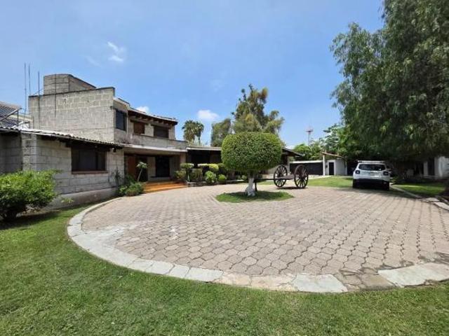 CASA EN VENTA CON UN GRAN TERRENO EN JURICA CAMPESTRE!