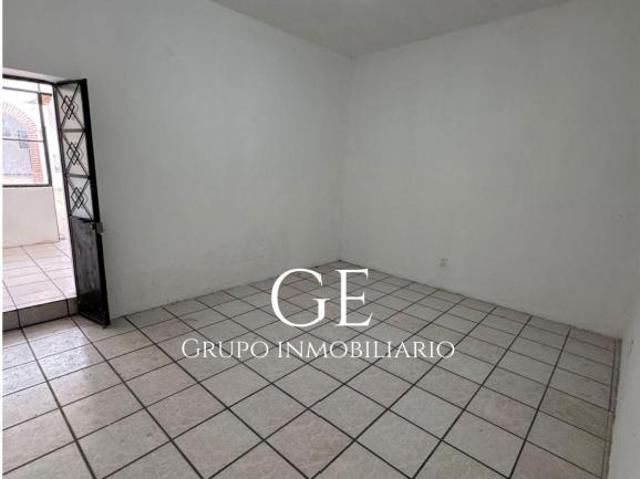 CASA EN VENTA CON USO COMERCIAL, IDEAL PARA BODEGA EN COL. EL FRESNO