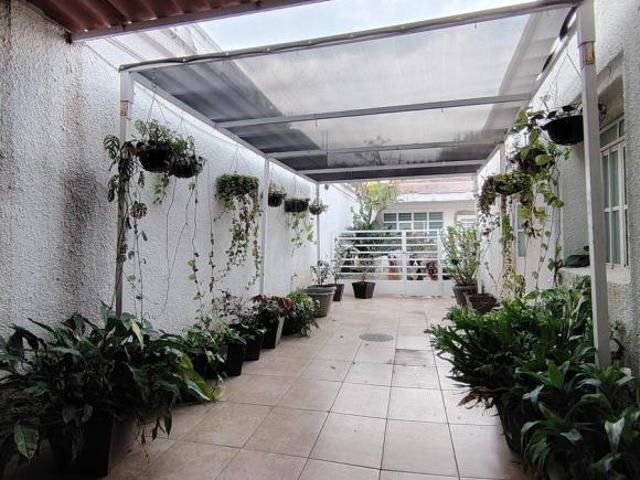 Casa en venta con uso de suelo mixto