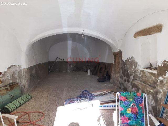 CASA EN VENTA CON VARIOS ACCESOS, PATIO CON POZO, GARAJE INDEPENDIENTE, BODEGA