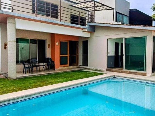 CASA EN VENTA CON VIGILANCIA Y AMENIDADES, INCLUYENDO CANCHA DE PADEL, EN PARRES JIUTEPEC, MORELOS