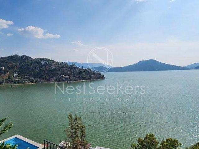 CASA EN VENTA CON VISTA Y ACCESO AL LAGO EN VALLE DE BRAVO