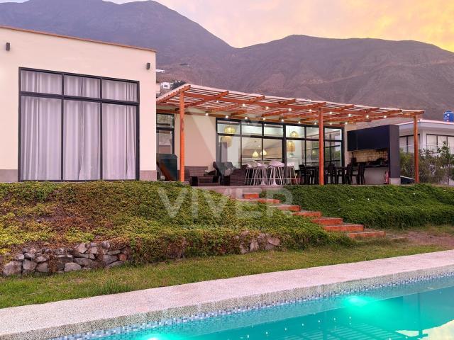 Casa en venta con vista a la ciudad, piscina y cerca al Club House