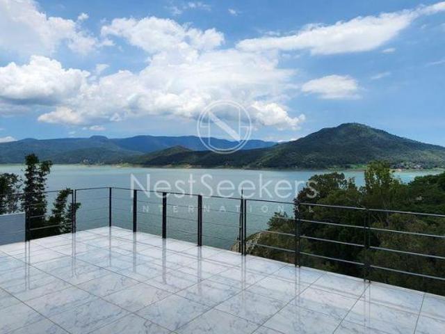 CASA EN VENTA CON VISTA AL LAGO EN VALLE DE BRAVO