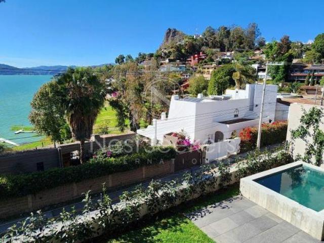 CASA EN VENTA CON VISTA AL LAGO Y A LA PEÑA DE VALLE DE BRAVO