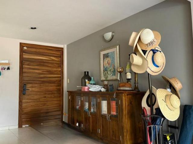 CASA EN VENTA CON VISTA FRACC. PORTA FONTANA