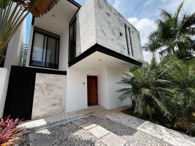 CASA EN VENTA CON ACABADOS DE MARMOL EN RESIDENCIAL BOSQUES DE BAMBU PLAYA DEL CARMEN