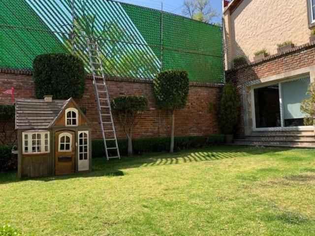 Casa en venta con agradables espacios y muy iluminada