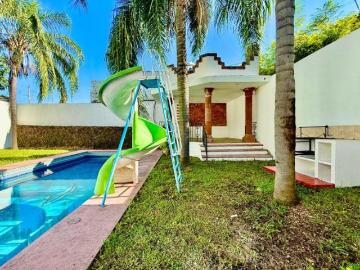 Casa en venta con alberca a unos minutos del centro de Cuernavaca