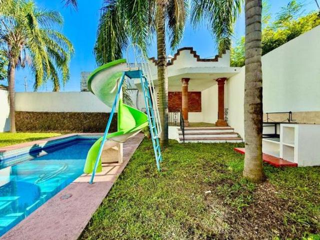 Casa en venta con alberca a unos minutos del centro de Cuernavaca