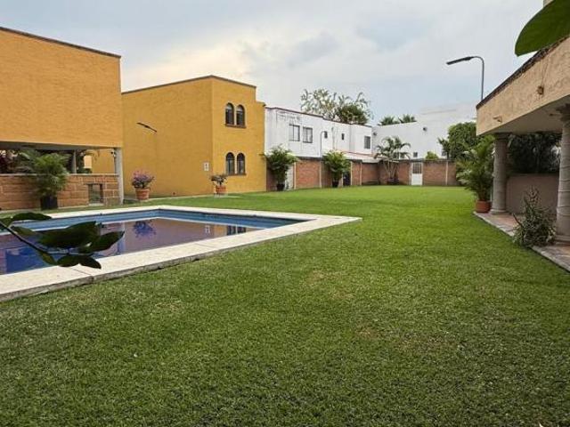 CASA EN VENTA CON ALBERCA, CERCA CIVAC, MORELOS!