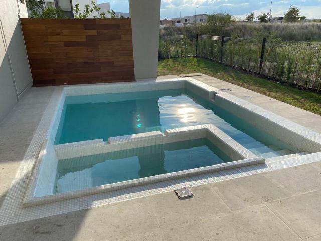 CASA EN VENTA CON ALBERCA EL CAMPANARIO QUERETARO