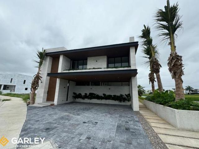 CASA EN VENTA CON ALBERCA EN MARINA CAMPO DE GOLF MAZATLAN SINALOA