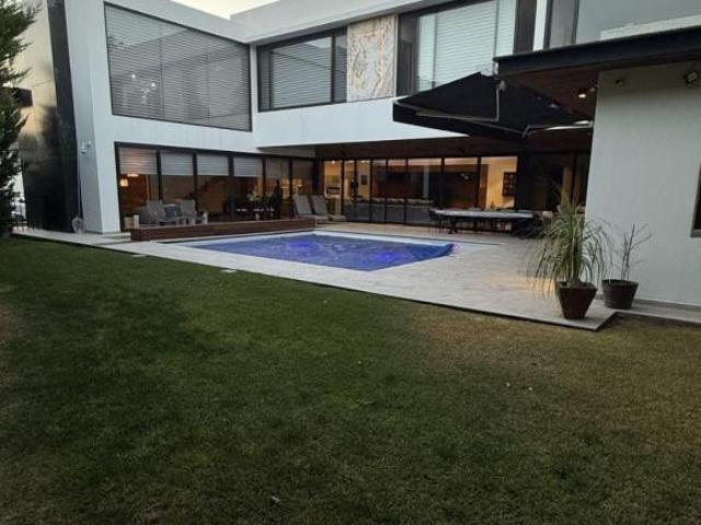 Casa en venta con alberca en el campanario Querétaro