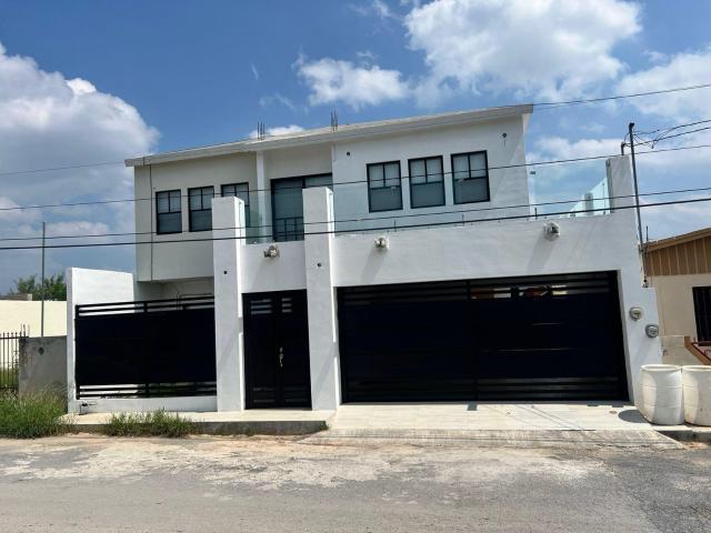 CASA EN VENTA CON ALBERCA EN SABINAS HIDALGO, N.L