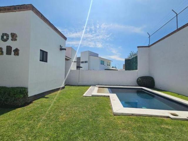 CASA EN VENTA CON ALBERCA EN TEQSUIQUIAPAN