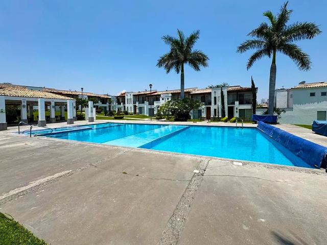 Casa en venta con alberca en Vista Santa Fe de Xochitepec, Morelos