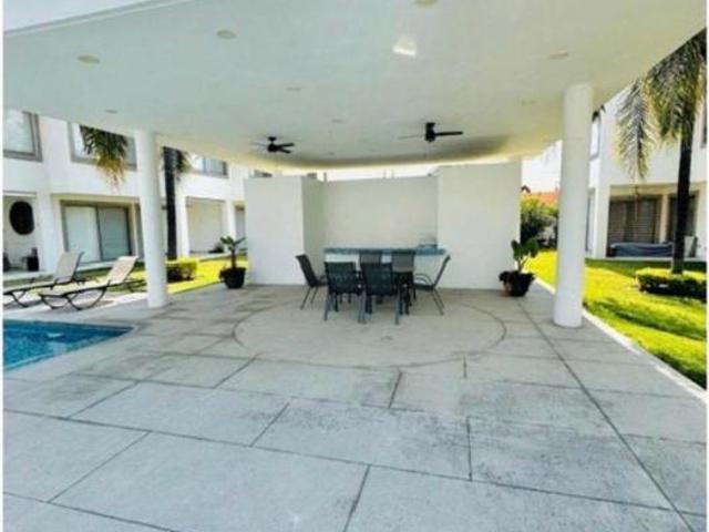 CASA EN VENTA CON ALBERCA, JARDÍN Y VIGILANCIA.!