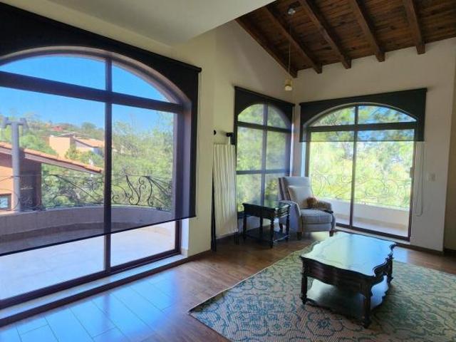 Casa en Venta con Alberca techada, bar, jardín colinda con campo de golf