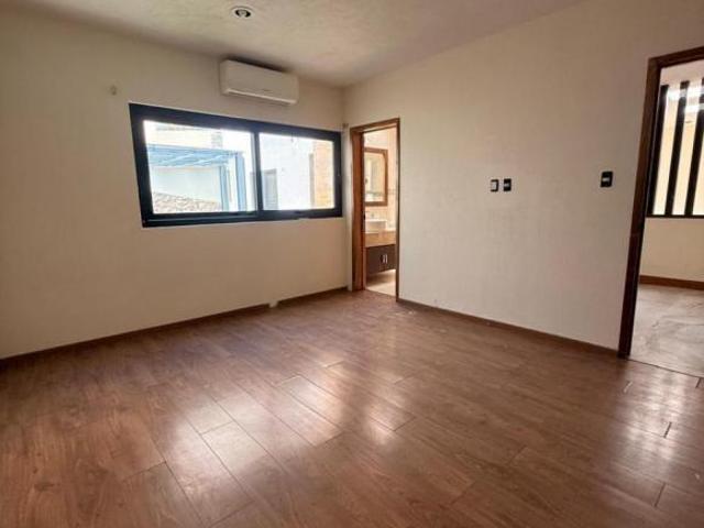 CASA EN VENTA CON ALBERCA TECHADA EN RESIDENCIAL SIERRA AZUL