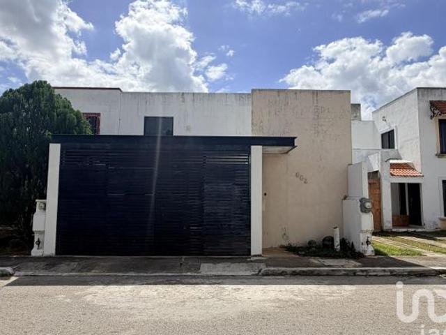 CASA EN VENTA CON ALBERCA UBICADA EN GRAN SANTA FE