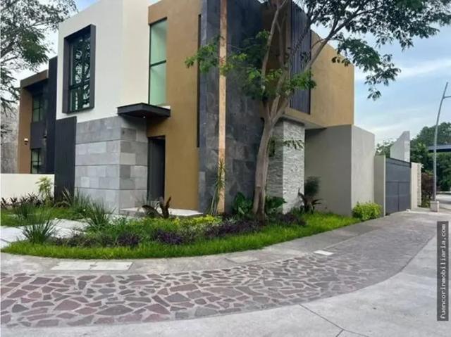 Casa en venta con Alberca y 3 recámaras en Coto privado Colima
