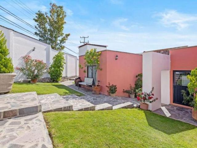 Casa en venta con Alberca y Casita Independiente en Villas de Los Frailes