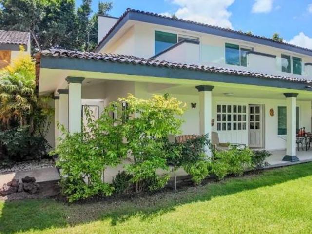 Casa en Venta con Alberca y Amplia Palapa en Fraccionamiento La Moraleda, Atlixco