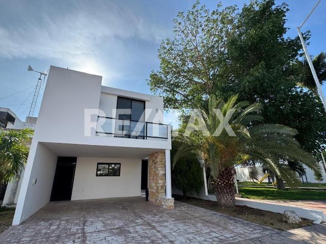Casa en venta con alberca y amplio jardín en privada de Cholul, Mérida