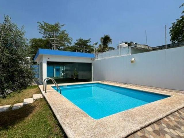Casa en venta con alberca y amplio terreno en Villahermosa