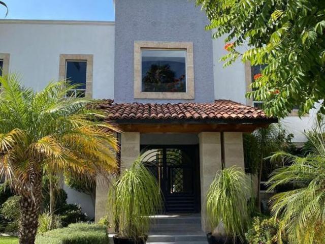 Casa en venta con alberca y jacuzzi en El Campanario
