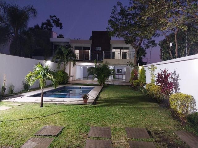 CASA EN VENTA CON ALBERCA Y JARDIN BURGOS BUGAMBILIAS VIGILANCIA 24/7
