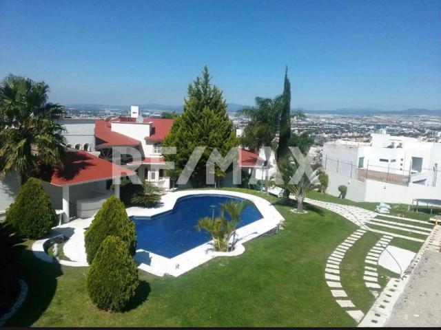 Casa en venta con alberca y jardin Loma dorada Querétaro